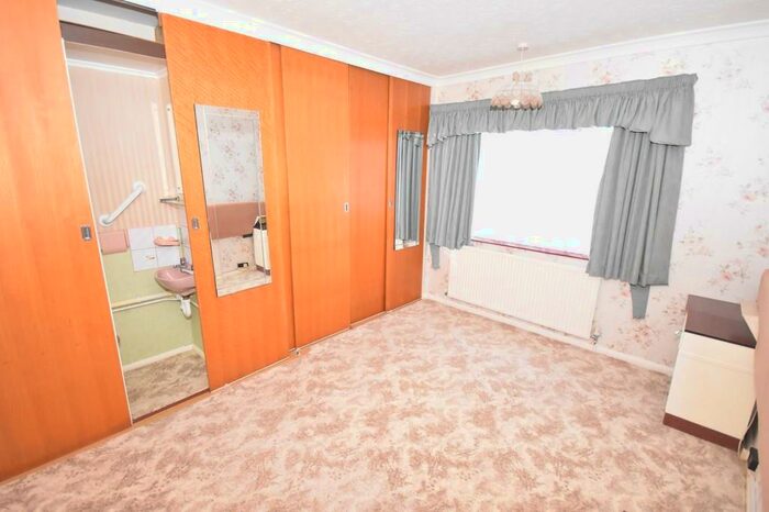 3 Bedroom Semi-Detached Bungalow For Sale In Somers Road, Prettygate, Colchester, CO3