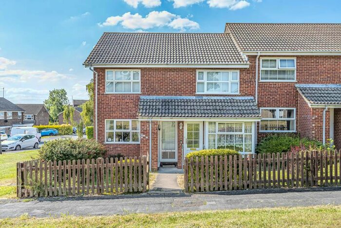 2 Bedroom Maisonette To Rent In Hilary Close, Aylesbury, HP21