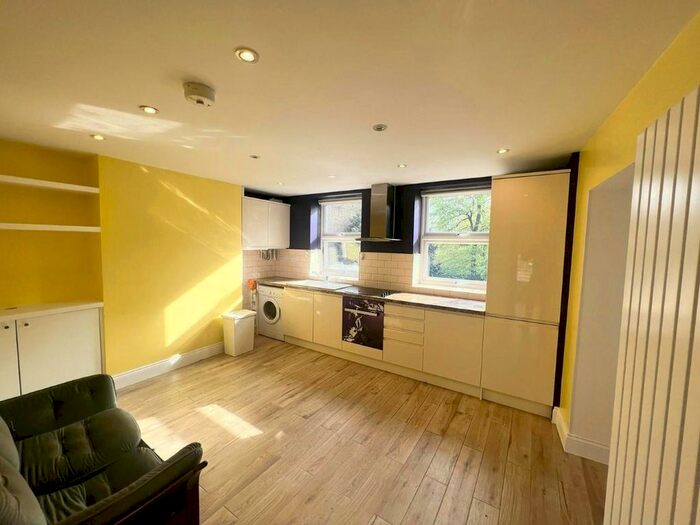 2 Bedroom Flat To Rent In Lewisham Way, SE14