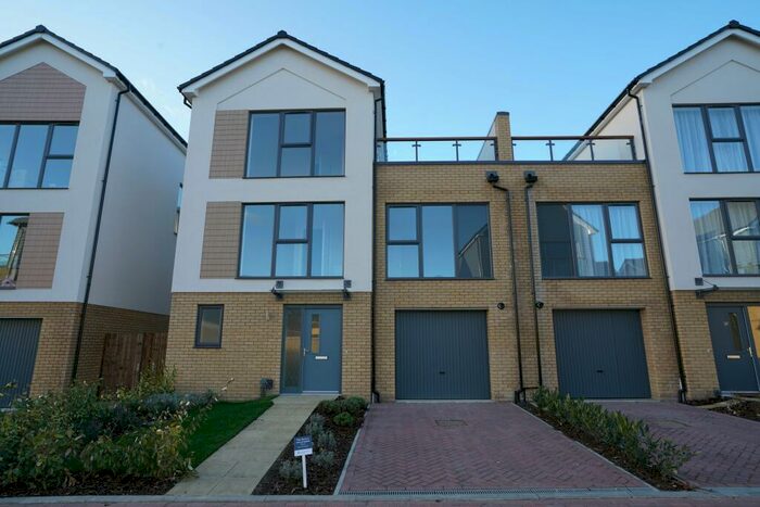 5 Bedroom Terraced House To Rent In Westerly Way, St.Mary`s Island, Chatham, Kent, ME4