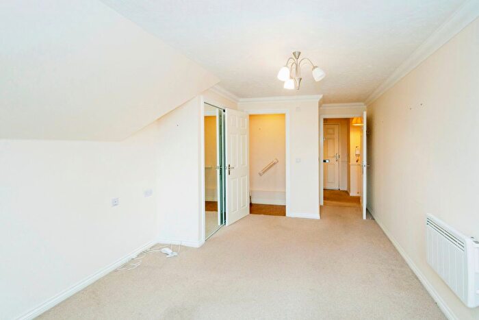 2 Bedroom Flat For Sale In New Brighton Road, Emsworth, Hampshire, PO10