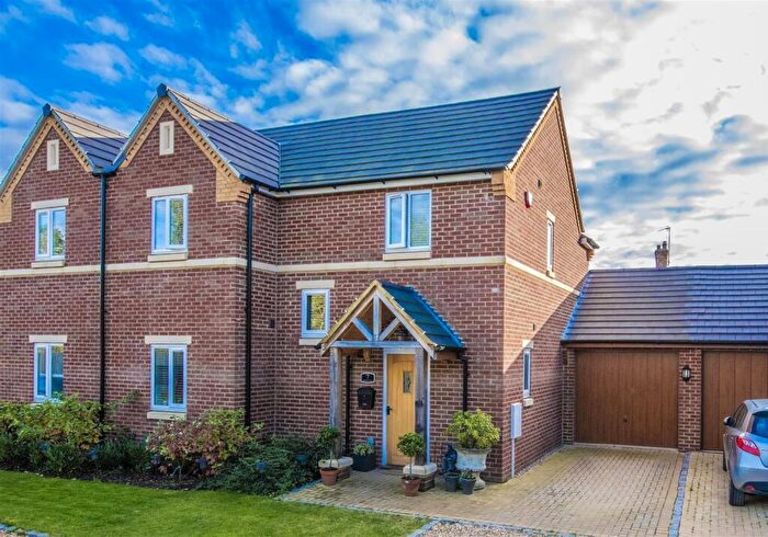 3 Bedroom Semi-Detached House For Sale In Pullman Close, Rushton, NN14