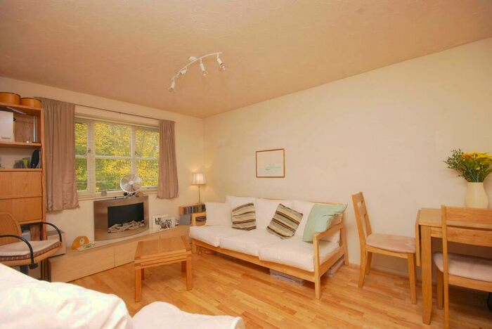 1 Bedroom Flat To Rent In White Rose Lane, Woking, Surrey, GU22