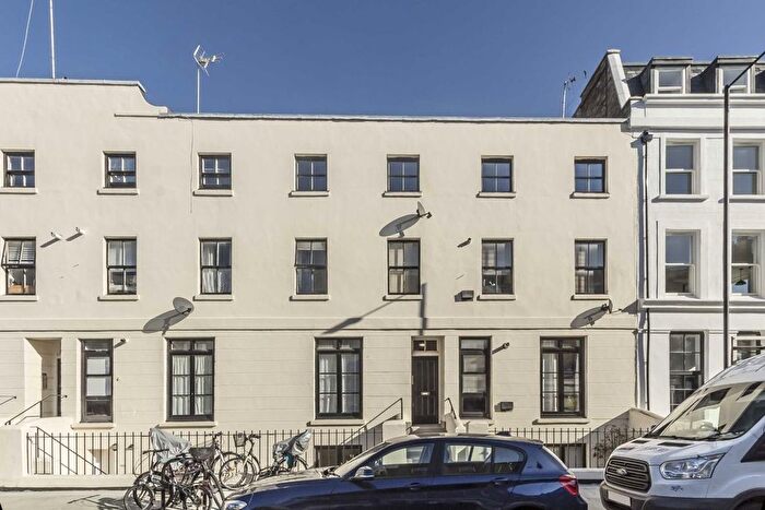 3 Bedroom Flat To Rent In Blythe Road, Brook Green, W14