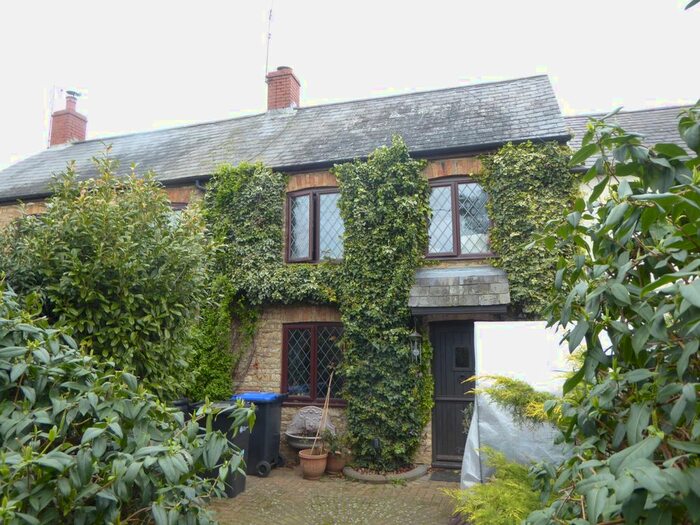 2 Bedroom Cottage To Rent In Chestnut Road, Towcester, NN12