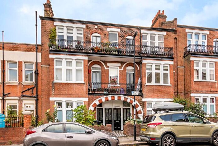 3 Bedroom Flat For Sale In St. Martins Court, West Norwood, London, SE27
