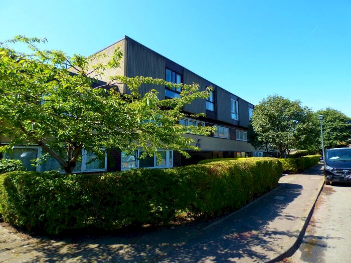 2 Bedroom Flat To Rent In Comiston Drive, Morningside, Edinburgh, EH10