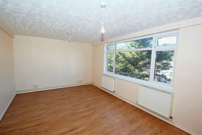 3 Bedroom Apartment To Rent In Lenthall Avenue, Grays, RM17