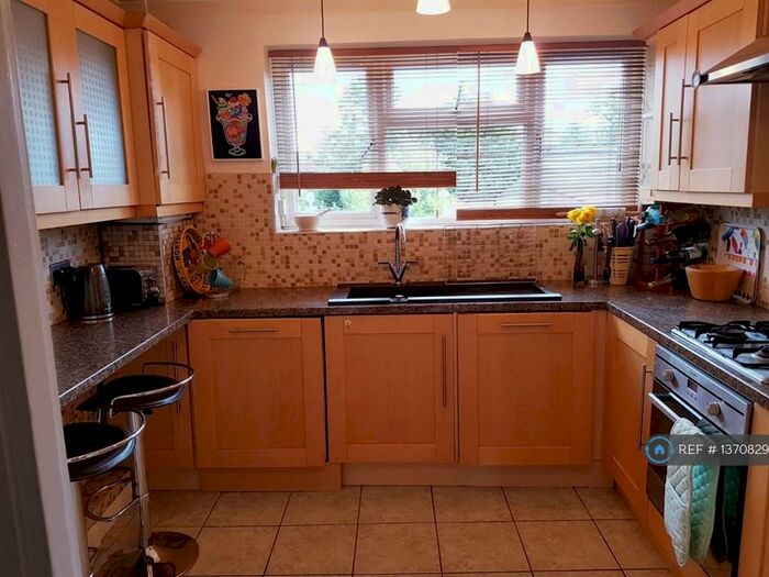 3 Bedroom Flat To Rent In Bushfield Crescent, Edgware, HA8