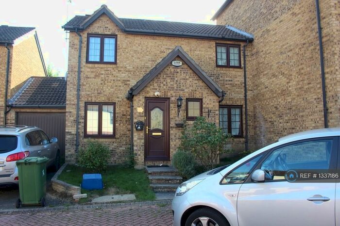 3 Bedroom Semi-Detached House To Rent In Vienna Grove, Milton Keynes, MK13