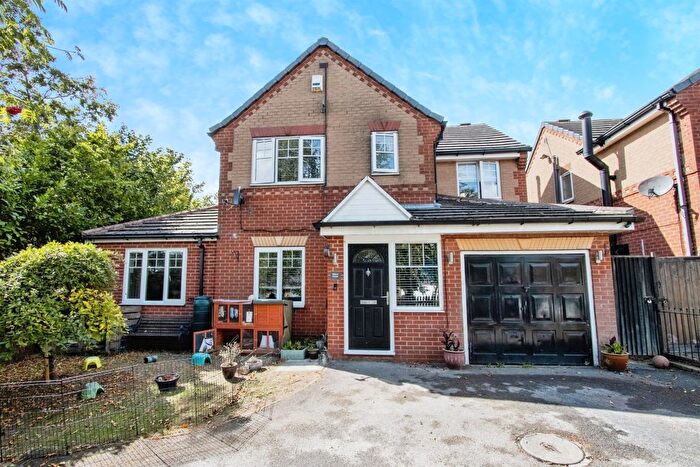 4 Bedroom Detached House For Sale In Martingale Drive, Leeds, LS10