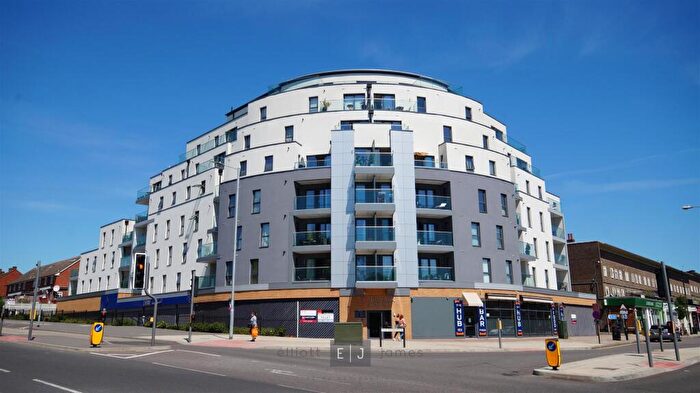 2 Bedroom Apartment To Rent In The Broadway, Loughton, IG10