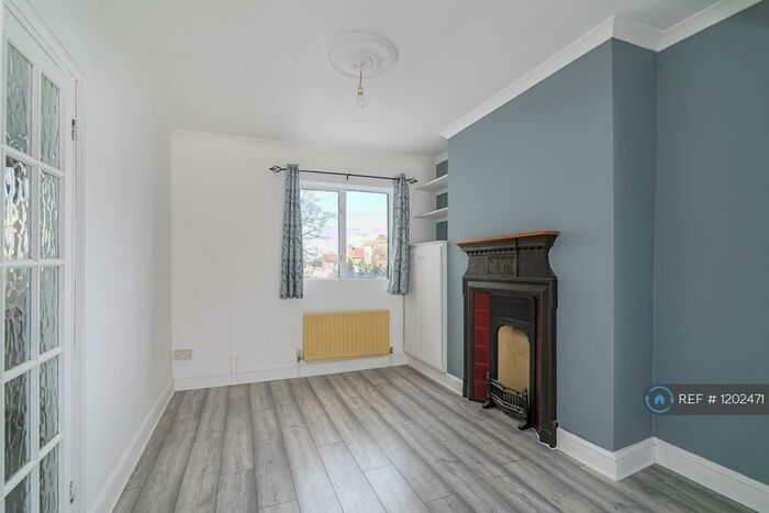 3 Bedroom Terraced House To Rent In Bignell Road, London, SE18