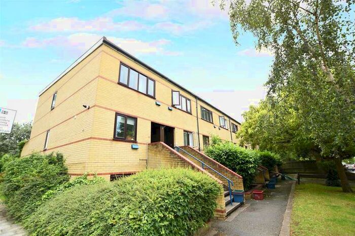 3 Bedroom Maisonette Flat To Rent In The Grove, Isleworth, TW7