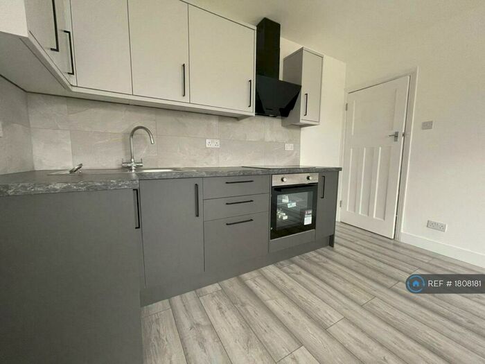 2 Bedroom Flat To Rent In Norbeck Gardens, London, NW10