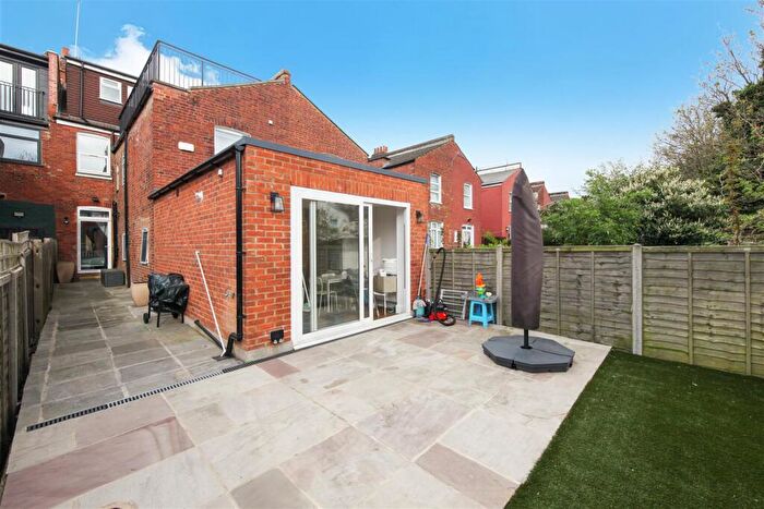 3 Bedroom Flat To Rent In Pine Road, London, NW2