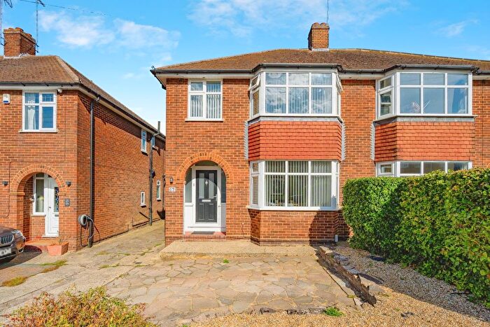 3 Bedroom Semi-Detached House For Sale In Norcott Close, Dunstable, Bedfordshire, LU5