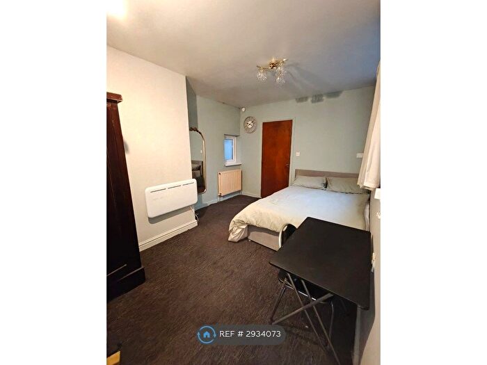 Studio To Rent In Downs Road, Luton, LU1