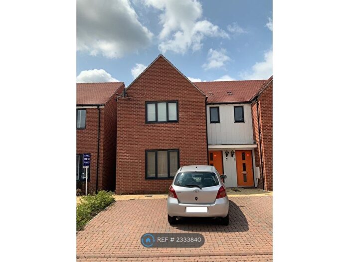 4 Bedroom Semi-Detached House To Rent In Sunliner Way, South Ockendon., RM15