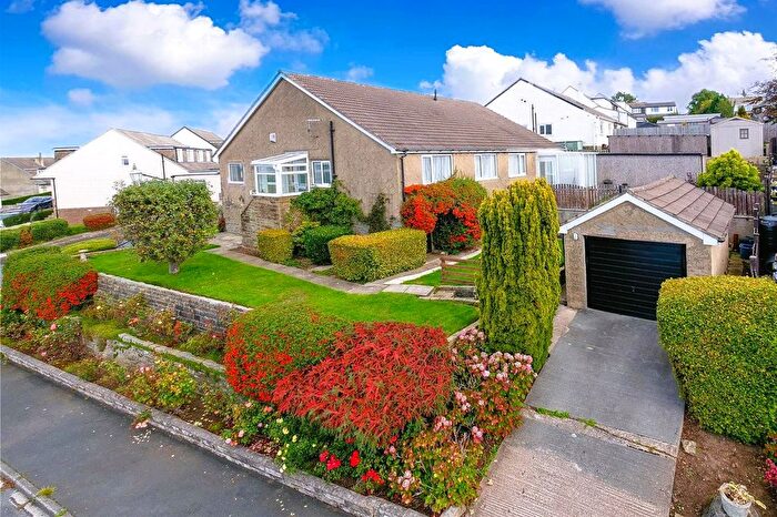 2 Bedroom Bungalow For Sale In West View Close, Shipley, West Yorkshire, BD18