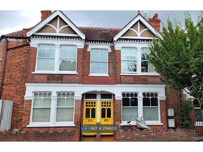 3 Bedroom Flat To Rent In Badminton Road, London, SW12