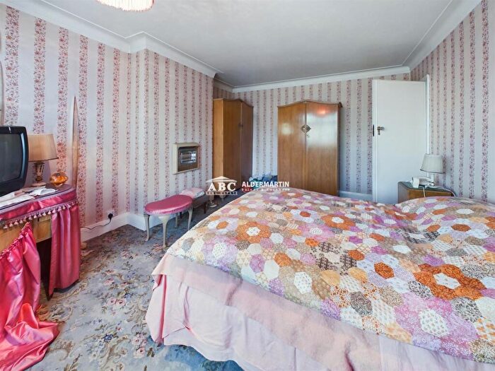 3 Bedroom Semi-Detached House For Sale In Westside, London, NW4