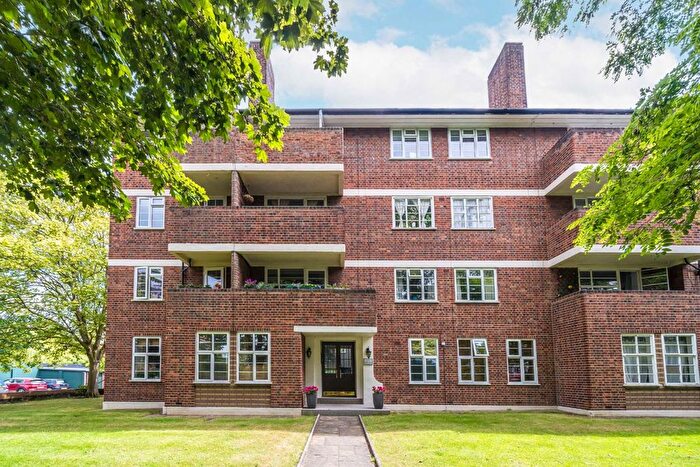 2 Bedroom Flat To Rent In Sheen Court, Richmond, TW10