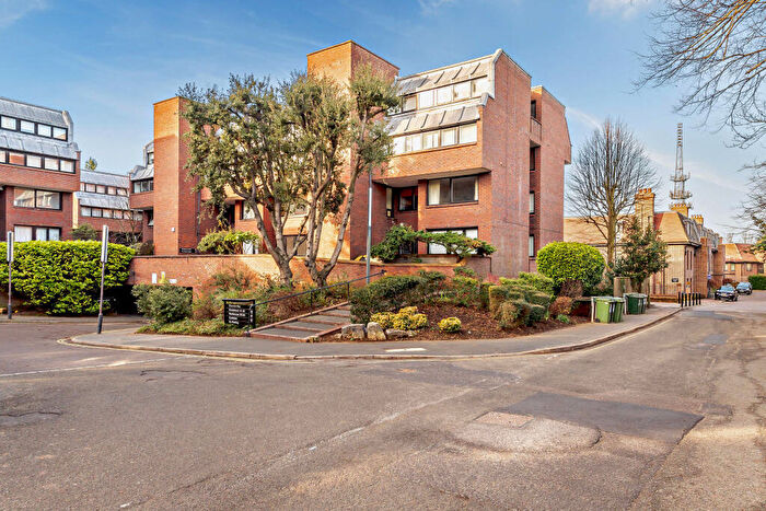 3 Bedroom Flat For Sale In Chandos Way, London, NW11