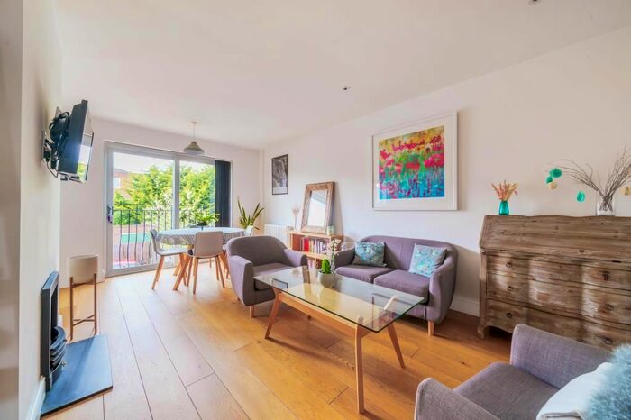 2 Bedroom Maisonette To Rent In Stanmore Gardens, Richmond, TW9