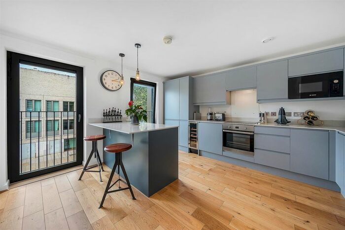 3 Bedroom Flat To Rent In Akerman Road, Oval, London, SW9