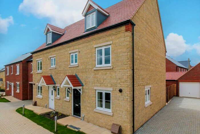 4 Bedroom Semi-Detached House To Rent In Wetherby Road, Bicester, OX26