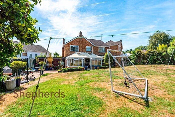 4 Bedroom Detached House For Sale In Goldington Close, Hoddesdon, EN11