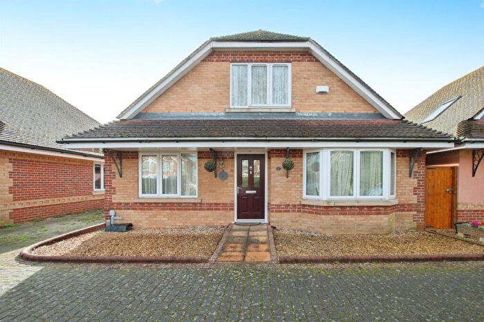4 Bedroom Detached Bungalow For Sale In Orchard Walk, Bournemouth, BH10