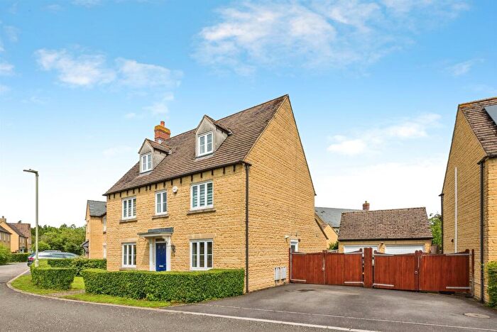 5 Bedroom Detached House For Sale In Chestnut Close, Carterton, OX18