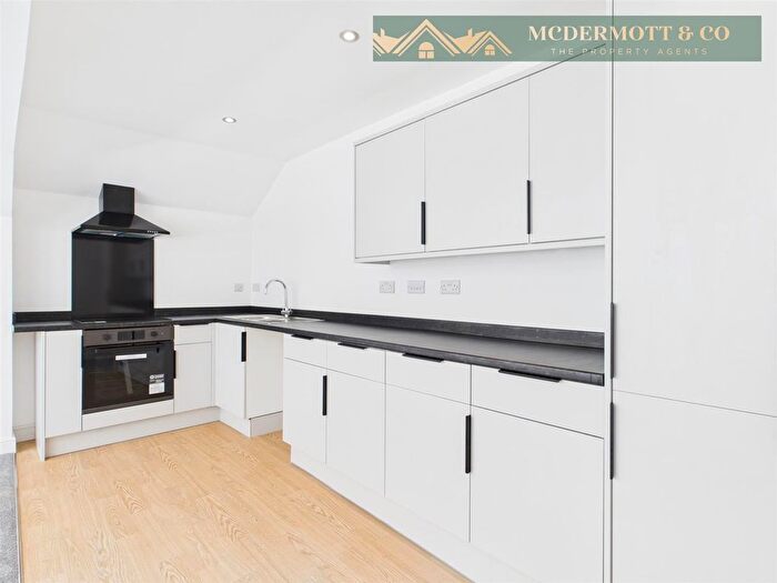 2 Bedroom Flat To Rent In Bradburys Lane, Greenfield, OL3