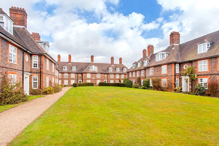 3 Bedroom Flat To Rent In Bigwood Court, Bigwood Road, Golders Green, London, NW11