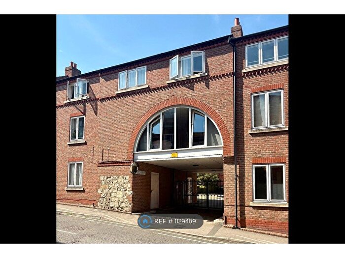 2 Bedroom Flat To Rent In Queens Court, York, YO1