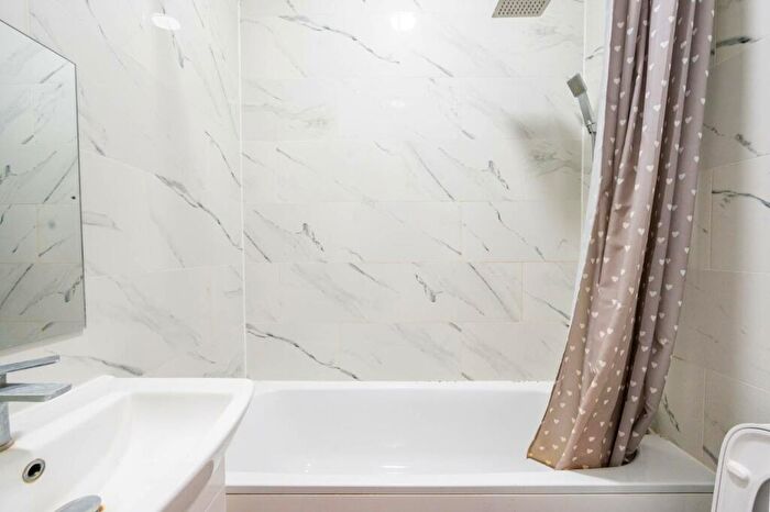 Studio To Rent In Endlesham Road, Balham, London, SW12