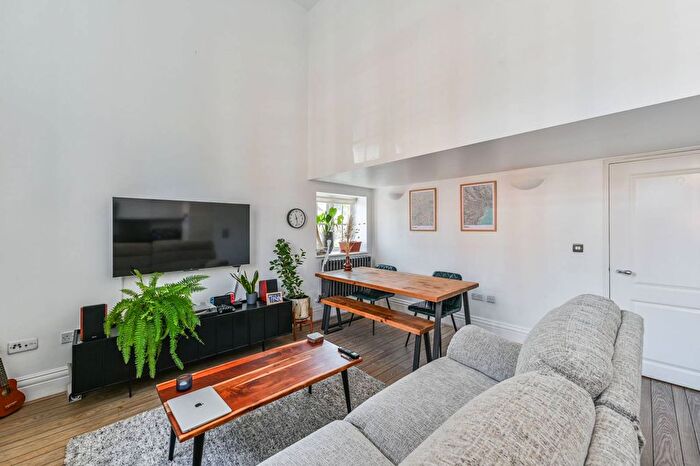 2 Bedroom Flat To Rent In Kingsway Square, Battersea Park, Battersea Park, London, SW11