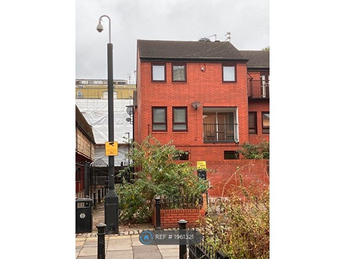 3 Bedroom Maisonette To Rent In Martlesham Walk, Manchester City Centre, M4