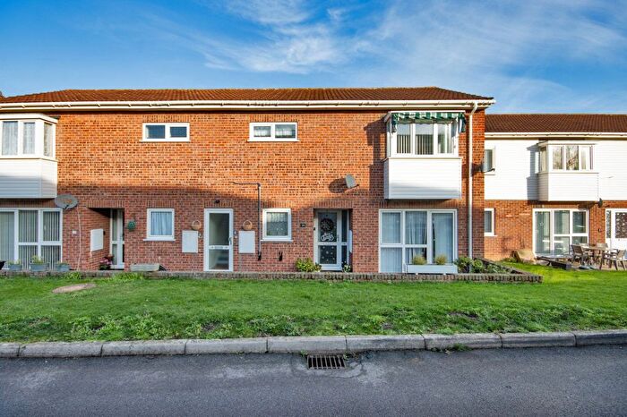 2 Bedroom Flat For Sale In Cavendish Square, Bramblefield Estate, Longfield, DA3