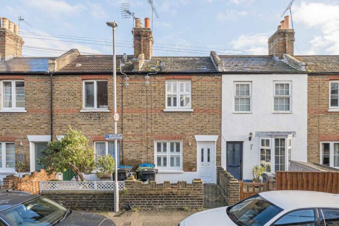 2 Bedroom Property To Rent In York Road, Kingston Upon Thames, KT2