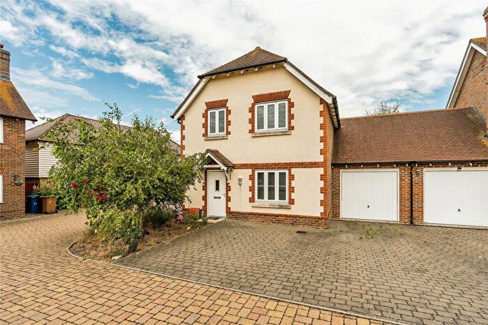 3 Bedroom Link Detached House For Sale In School Lane, Lower Halstow, Sittingbourne, ME9