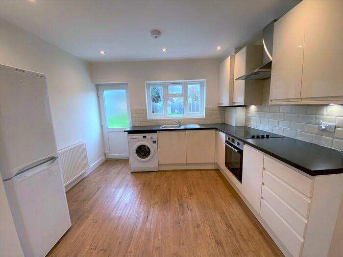 4 Bedroom Semi-Detached House To Rent In Durnsford Road, Bounds Green, London N11,