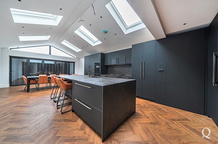 5 Bedroom Semi Detached House For Sale In London Road, Sittingbourne, Kent, ME10