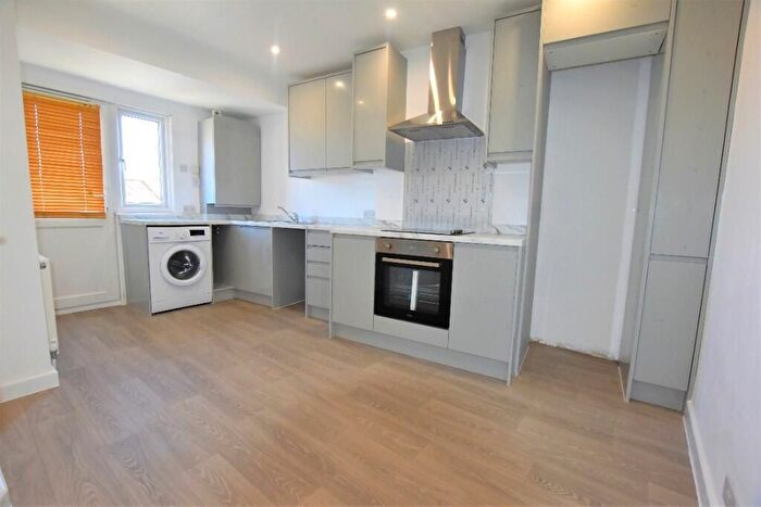 1 Bedroom Flat To Rent In The Broadway, Potters Bar, EN6