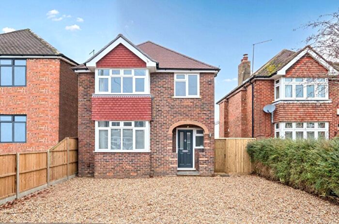 3 Bedroom Detached House For Sale In Rydes Avenue, Guildford, Surrey, GU2