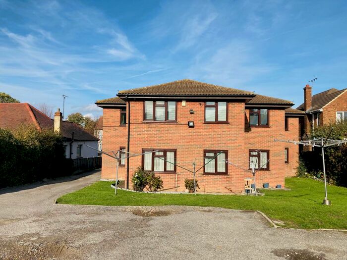 2 Bedroom Flat To Rent In Carlton Avenue, Westcliff-on-sea, Southend-on-sea, SS0