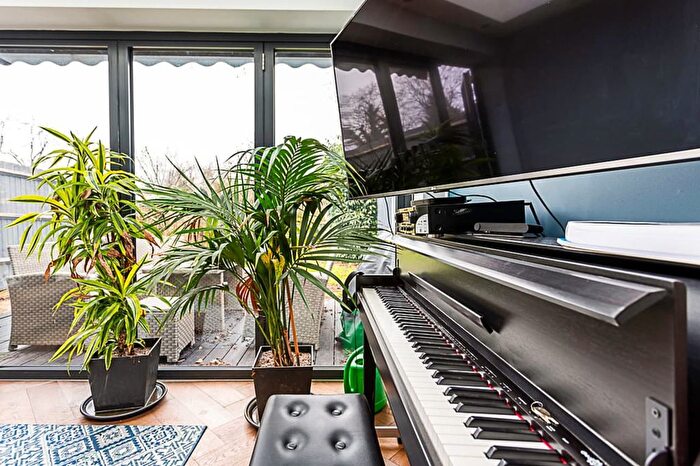 1 Bedroom Flat To Rent In A Robinson Road, London, SW17