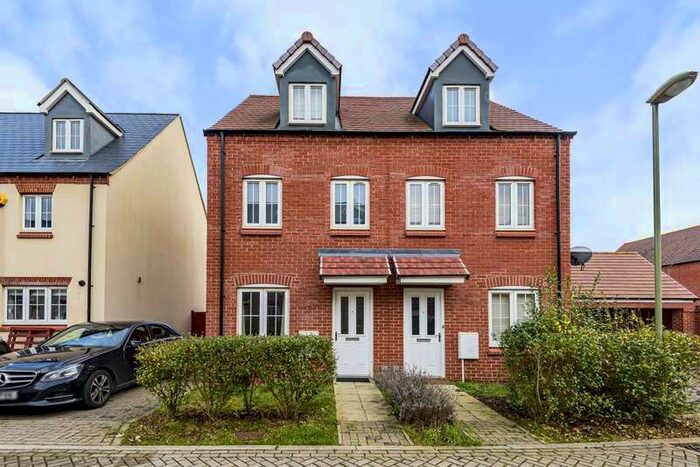 3 Bedroom Semi-Detached House To Rent In Fontwell Road, Bicester, OX26